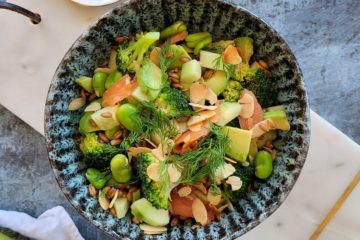 photo culinaire d'une salade petit épeautre aux légumes verts avec une sauce au citron et à l'aneth