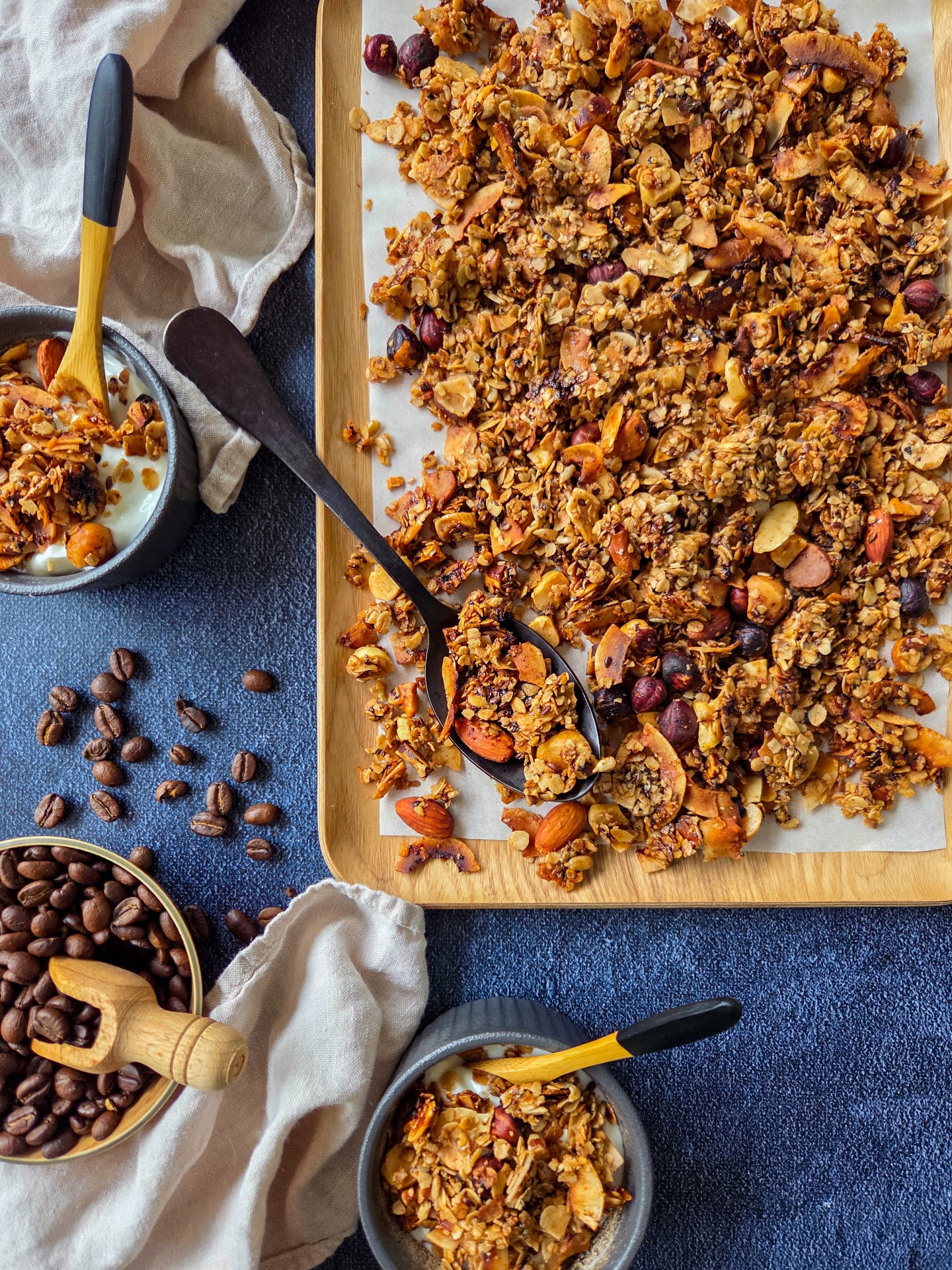 Si vous aimez le café, j’ai le granola qu’il vous faut ☕️🤎 Original, croustillant, gourmand, avec une petite touche de café qui fait toute la différence… Et toujours aussi facile et rapide à préparer à la maison. J’espère vous avoir donné envie de tester ✨

La liste des ingrédients se trouve en bas de la publication et la recette complète est disponible sur mon site healthyliciouus dans la rubrique "petit-déjeuner" (lien direct vers le site dans ma bio @healthyliciouus ).

Vous trouverez aussi sur mon site tous mes livres et ebooks disponibles, avec des recettes inédites bien sûr ! 😋
Mon livre Healthy & Happy IG bas est disponible en ligne et en librairie 📙

Les ingrédients pour 12 portions environ :
• 250g de flocons d’avoine (certifiés « sans gluten » si besoin)
• 50g de chips/copeaux de noix de coco nature
• 150g de fruits à coque (ici amandes, noisettes, amandes effilées et noix du Brésil)
• 50g de graines de tournesol
• 7 à 10g de café soluble (en fonction du résultat souhaité)
• 50g de miel d’acacia
• 50g d’huile de coco
• 2cl d’huile neutre

#healthyfood #granola #igbas #breakfast