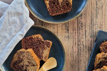 photo culinaire d'un cake marbré vanille chocolat à IG bas dans une ambiance rustique