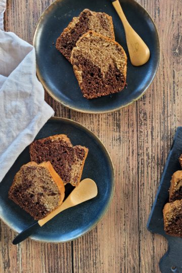 photo culinaire d'un cake marbré vanille chocolat à IG bas dans une ambiance rustique