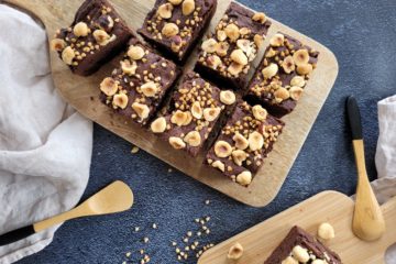 photo culinaire d'un fondant au chocolat, sarrasin et noisettes avec des éclats de noisettes et du kasha