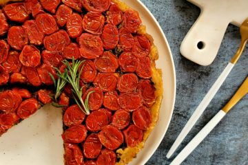 photo culinaire d'une tarte tatin aux tomates cerises et à la tapenade avec du romarin