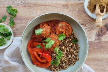 photo culinaire de boulettes de boeuf au quinoa avec de la semoule complète et des poivrons rouges