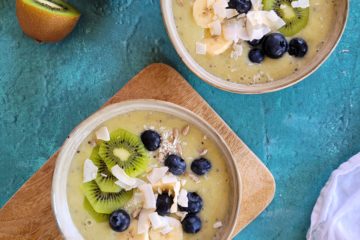 photo culinaire d'un smoothie bowl kiwi et citron vert servi avec des bananes, des myrtilles et de la noix de coco