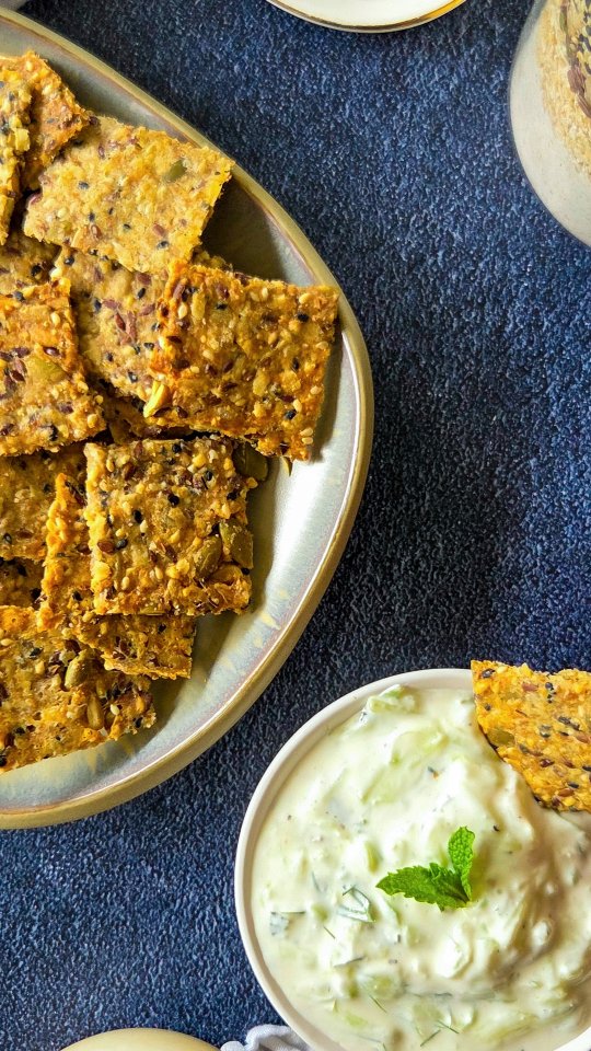 Ma recette préférée de crackers qui fait toujours l'unanimité ! Cette fois-ci, c'est une version au fromage. Tellement gourmand 😍😋

La liste des ingrédients se trouve en bas de la publication et la recette complète est disponible sur mon site healthyliciouus dans la rubrique "apéro" (lien direct vers le site dans ma bio @healthyliciouus ).

Vous trouverez aussi sur mon site tous mes ebooks disponibles, avec des recettes inédites bien sûr ! 😋
Mon livre Healthy & Happy IG bas est disponible en ligne et en librairie 📙

Les ingrédients pour environ 8 à 10 personnes environ :
• 120g de farine d’épeautre ou de blé T150
• 40g de flocons d’avoine
• 120g de graines (mix de sésame, courge, tournesol, lin)
• 40g de parmesan râpé
• 2g de sel
• 11cl d’eau
• 5cl d’huile d’olive ou d’huile neutre

#healthyfood #mieuxmanger #apero #faitmaison