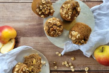 photo culinaire de muffins aux pommes et aux noisettes à IG bas avec des éclats de noisettes et des morceaux de pomme