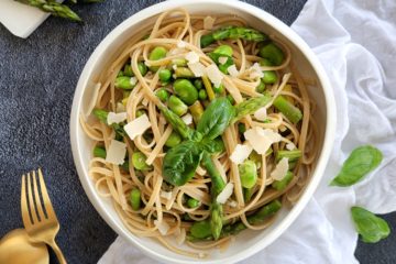 photo culinaire de pasta primavera aux légumes verts avec des asperges, des petits pois, des fèves et du parmesan