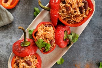 photo culinaire de poivrons farcis à la mexicaine avec du riz basmati, des haricots rouges et de la viande hachée