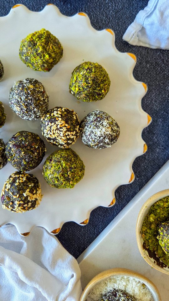 La première recette d'une longue série avec... De la purée de sésame noir 🖤 Avec des pistaches, de la noix de coco râpée et des cranberries, cela donne des energy balls super gourmandes et sans dattes !

Je vous mets la liste des ingrédients en bas de la publication et la recette complète est disponible sur mon site healthyliciouus dans la rubrique "en-cas healthy" (lien direct vers le site dans ma bio @healthyliciouus).

Vous trouverez aussi sur mon site tous mes ebooks disponibles, avec des recettes inédites bien sûr ! 😋
Mon livre Healthy & Happy IG bas est disponible en ligne et en librairie 📙

Les ingrédients pour 14 energy balls :
• 100g de pistaches décortiquées et non salées
• 50g de flocons d’avoine (certifiés sans gluten si besoin)
• 25g de noix de coco râpée
• 40g de cranberries
• 85g de purée de sésame
• 20g de sirop d’érable
• plus ou moins 15g d’eau
• 1 pincée de fleur de sel
Pour enrober :
• poudre de pistaches, noix de coco râpée, sésame doré…

#healthyfood #igbas #energyballs #healthy
