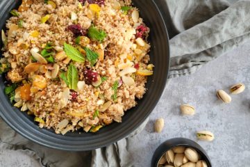 photo culinaire d'un taboulé aux fruits secs avec de la menthe, des abricots secs, des amandes et des pistaches