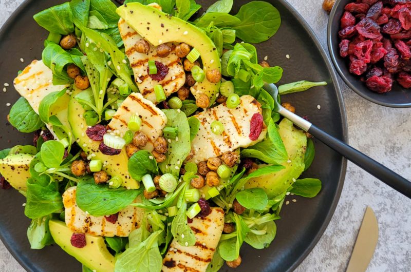 SALADE GOURMANDE AVOCAT ET HALLOUMI