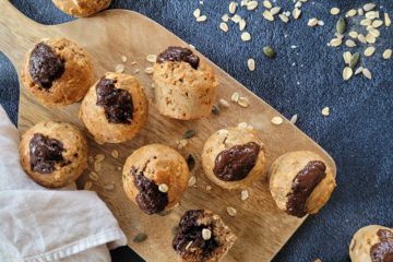 photo culinaire de mini muffins aux graines et chocolat noir avec des flocons d'avoine, des graines de tournesol et des graines de courge