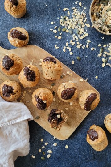 photo culinaire de mini muffins aux graines et chocolat noir avec des flocons d'avoine, des graines de tournesol et des graines de courge