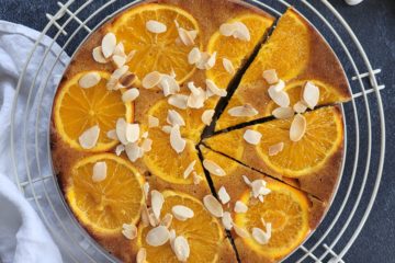 Photo culinaire d'un gâteau moelleux à l'orange avec des tranches d'oranges confites