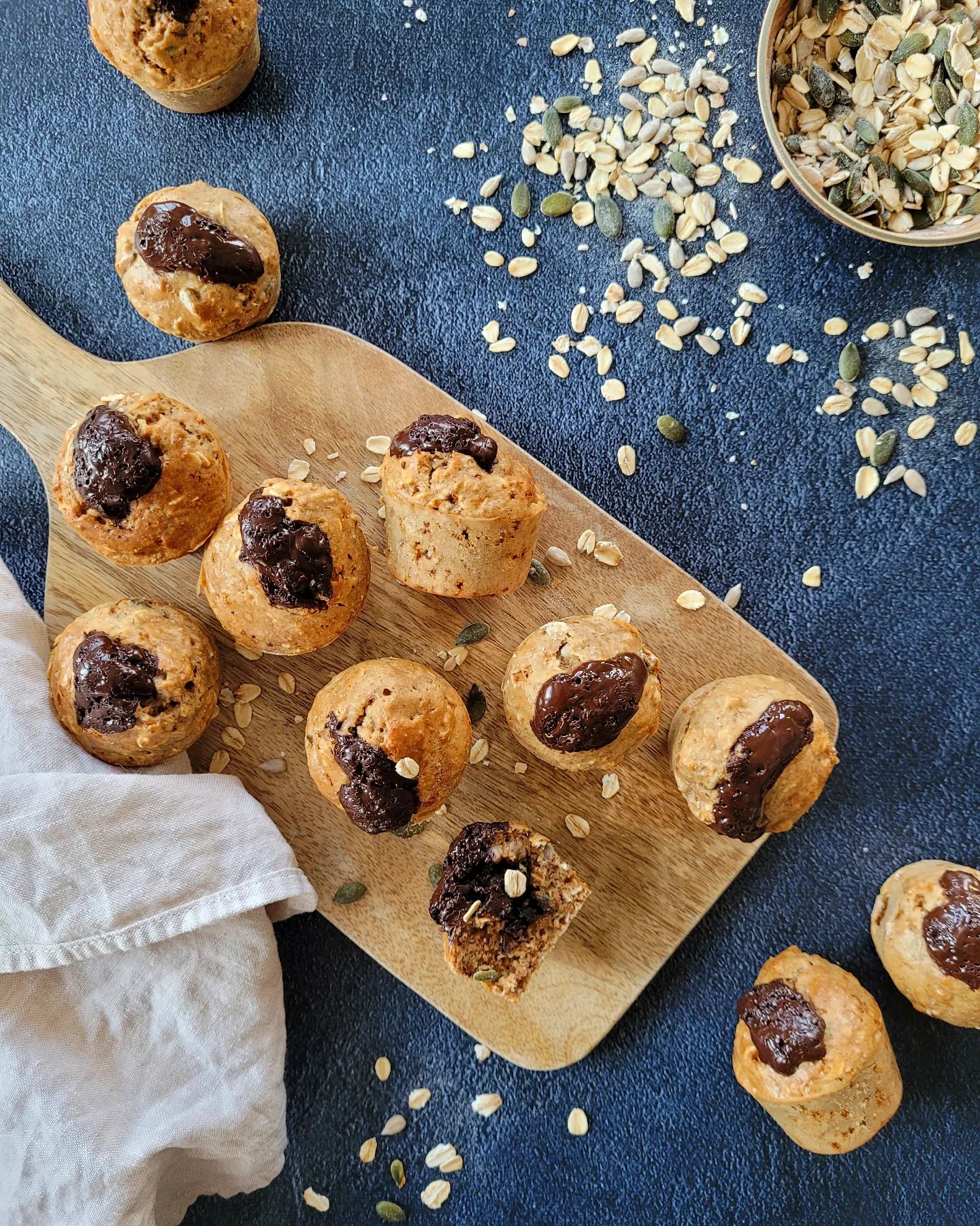 ▪︎MUFFINS AUX GRAINES ET CŒUR CHOCOLAT NOIR▪︎ 

Pour les gourmands, ces minis muffins feront une collation saine idéale. Croquants et fondants à la fois entre les graines et le chocolat, je suis sûre que vous n'y résisterez pas 🙈🍫

Je vous ai partagé la recette sur mon site healthyliciouus. Vous la retrouverez dans la rubrique "muffins et cookies".
https://healthyliciouus.com/index.php/2022/05/15/muffins-aux-graines-et-chocolat-noir-fondant/
(Lien direct vers le site dans ma bio @healthyliciouus )

#partagestesrecettes #healthyliciouus #healthy #delicious #healthyfood #healthyrecipe #muffins #muffin #cake #fondant #chocolate #choco #graines #seed #sanslactose #sanssucreraffiné #lowcarb #igbas #regimeigbas #minciravecplaisir #mincirdurablement #reequilibragealimentaire #gouter #collation #snack #photoculinaire #foodpicture #recettedujour #recettesaine #recettefacile