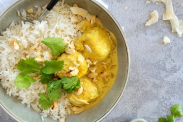 photo culinaire de boulettes de poulet coco, curry et cacahuètes avec du riz basmati et de la coriandre fraîche