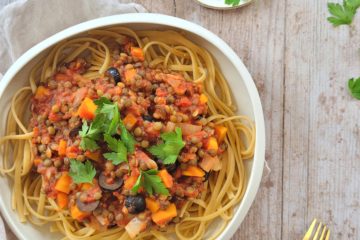 photo culinaire de pâtes complètes à la bolognaise de lentilles avec des carottes et du persil frais