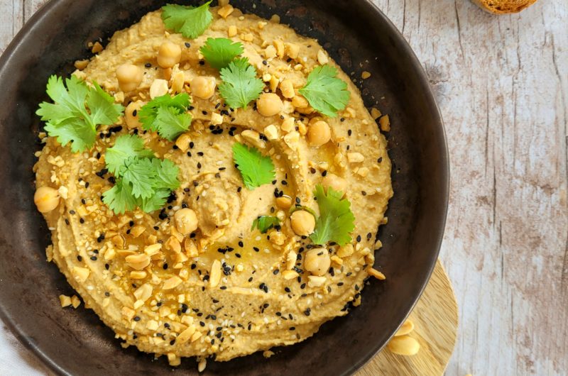 HOUMOUS CRÉMEUX AUX CACAHUÈTES CARAMÉLISÉES