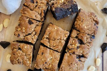 photo culinaire d'un brookie aux amandes avec du chocolat noir et des amandes émondées