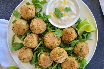 photo culinaire de falafels au citron confit et boulgour de petit épeautre servis avec une sauce au yaourt citronnée et de la coriandre