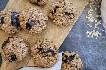 photo culinaire de cookies sans oeuf aux flocons d'avoine avec du chocolat noir