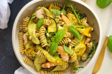 photo culinaire de salade de pâtes au pesto et courgettes grillées avec des crevettes et des pignons de pin