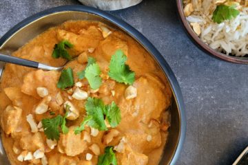 photo culinaire de poulet tikka masala avec du riz basmati, des noix de cajou et de la coriandre