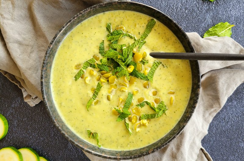 VELOUTÉ DE COURGETTES ET POIS CASSÉS À LA MENTHE