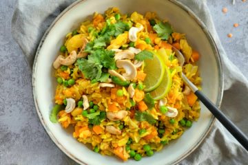 photo culinaire d'un kitchari aux lentilles et riz basmati avec des carottes, des petits pois et des noix de cajou