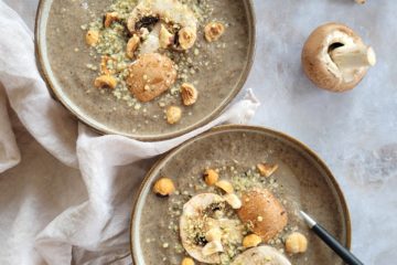 photo culinaire d'un velouté de champignons à la noisette avec des noisettes torréfiées et quelques graines de chanvre