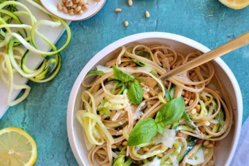 photo culinaire d'une assiette de pâtes citronnées au courgettes avec des pignons de pin, du basilic et du parmesan