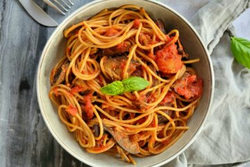 photo culinaire de pâtes aux aubergines façon arrabiata avec du basilic et des copeaux de parmesan
