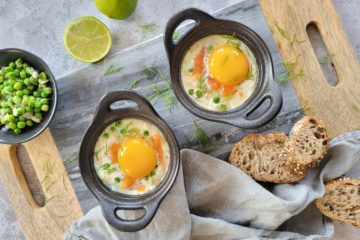 photo culinaire d'oeufs cocottes au saumon fumé et petits pos avec de l'aneth et du citron vert