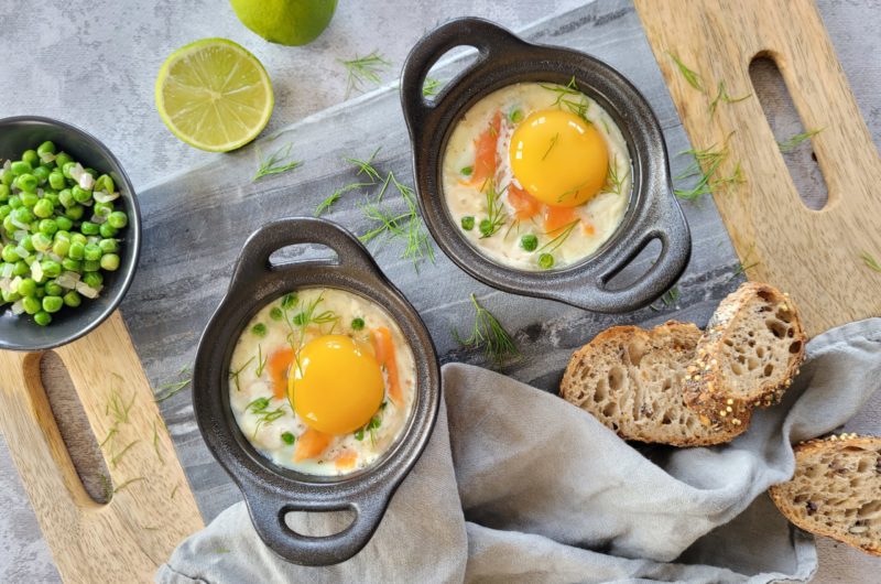 ŒUFS COCOTTES AU SAUMON FUMÉ ET PETITS POIS
