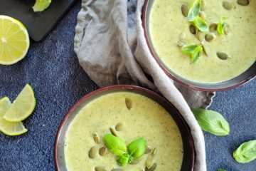 photo culinaire d'un velouté de brocolis au citron vert et au skyr avec du basilic et quelques graines de courge