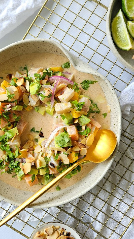 Je me régale avec les ceviches depuis que je vis en Colombie 🇨🇴 Et d'après vos réponses à ma story, vous êtes nombreux à aussi aimer le poisson cru ! Après ma recette de ceviche à la purée de cacahuètes 🥜, c'est une version toute douce au lait d'amande que je vous propose ici. A tester de toute urgence 😍

Les ingrédients pour 4 personnes se trouvent tout en bas et le détail de la recette se trouve sur mon site healthyliciouus dans la catégorie "recettes à base de poisson" (lien direct vers le site dans ma bio @healthyliciouus ).

Vous trouverez aussi sur mon site tous les livres et ebooks disponibles, avec des recettes inédites bien sûr ! 😋
Mon livre Healthy & Happy IG bas est disponible en ligne et en librairie 📙

Les ingrédients pour 4 personnes :
• 600g de poisson très frais préalablement congelé (saumon, dorade, merlu, églefin…)
• 1 avocat
• 1 mangue ou 1/2 si elle est grosse
• 1/2 oignon rouge
• 30g d’amandes effilées
• une poignée de feuilles de coriandre fraîche
• 5 citrons verts
• 10cl de lait d’amande sans sucre ajouté
• 30g de purée d’amandes sans sel ni sucre ajoutés
• 1/2 c à c de piment
• fleur de sel

#healthyfood #igbas #ceviche #recettefacile