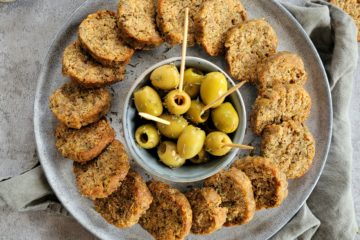 photo culinaire de sablés aux olives et au thym avec du parmesan dans une ambiance apéro dinatoire