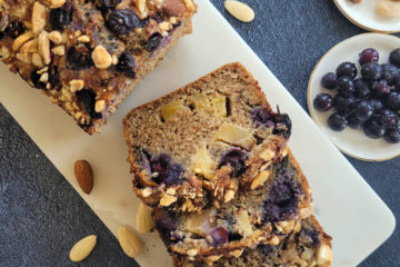 photo culinaire d'un cake aux pommes, myrtilles et amandes avec des amandes émondées