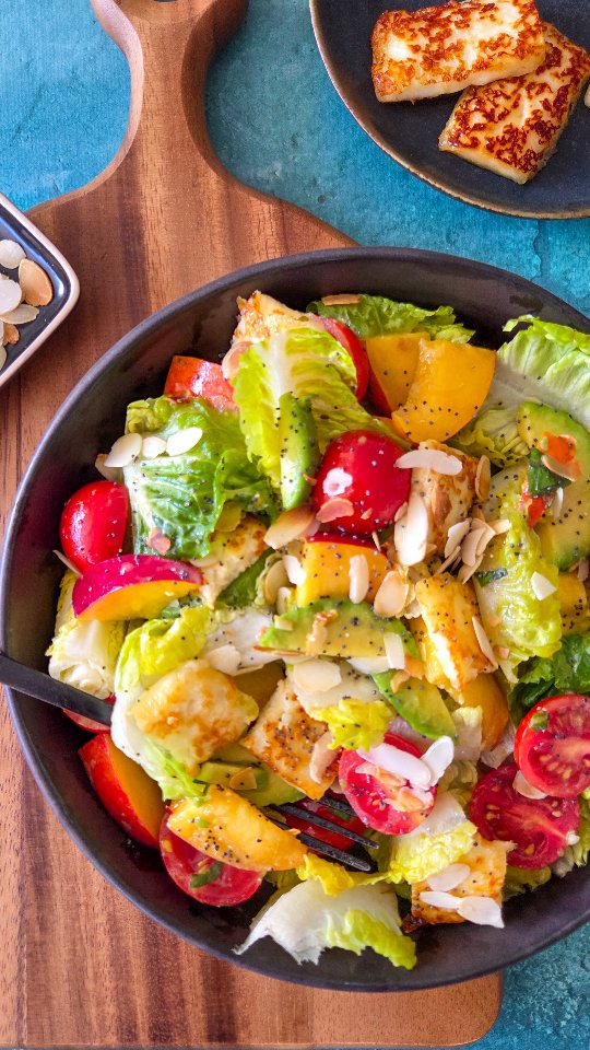 Une salade estivale comme on aime ! C'est croquant, c'est frais et c'est gourmand. Et pour encore plus de fraîcheur, vous pouvez remplacer l'avocat 🥑 par du concombre 🥒.
Vous aussi vous aimez ce genre de salade ? 
Écrivez "RECETTE" en commentaire si vous souhaitez recevoir directement la recette 😍

La liste des ingrédients se trouve en bas de la publication et la recette complète est disponible sur mon site healthyliciouus dans la rubrique "salades composées" (lien direct vers le site dans ma bio @healthyliciouus ). 

Vous trouverez aussi sur mon site tous mes ebooks disponibles, avec des recettes inédites bien sûr ! 😋
Mon livre Healthy & Happy IG bas est disponible en ligne et en librairie 📙 

Les ingrédients pour 4 personnes :
• 3 cœurs de sucrine
• 2 nectarines
• 1 avocat
• 400g de tomates cerises
• 200g de halloumi
• 1 c à c de miel d’acacia
• 20g d’amandes effilées
• 1 poignée de feuilles de basilic
• quelques graines de pavot
Pour l’assaisonnement :
• 1 c à s de moutarde
• 1 c à s de miel d’acacia
• 2 c à s de vinaigre balsamique
• 4 c à s d’huile d’olive
• fleur de sel, poivre

#healthyfood #igbas #mieuxmanger #salade