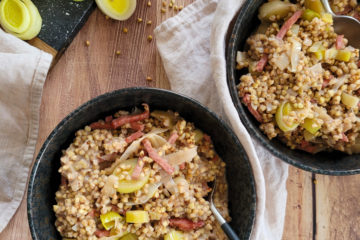 photo culinaire d'un risotto de sarrasin aux poireaux et au bacon