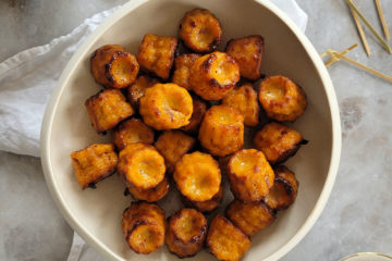 photo culinaire d'un bol de cannelés au pesto rouge et chorizo avec un pesto rouge à base de tomates séchées, noix de cajou et parmesan