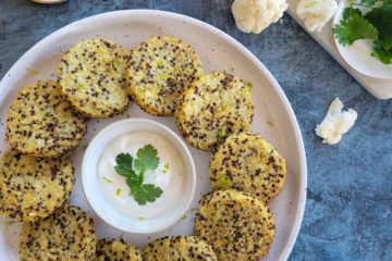 photo culinaire de galettes de chou-fleur et quinoa à l'asiatique avec du gingembre, de la coriandre, de la citronnelle et avec une sauce skyr et citron vert