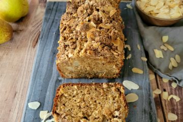 photo culinaire d'un crumble cake aux poires et à l'amande avec un crumble à base d'amandes effilées
