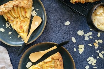 photo culinaire d'une tarte fines aux pommes et à l'amande avec une pointe de vanille