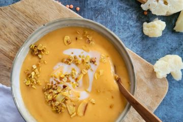 photo culinaire d'un velouté de chou-fleur et lentilles corail au curry avec du granola au curry