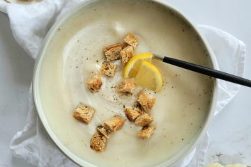 photo culinaire d'un velouté de chou-fleur à la crème de coco avec du jus de citron et des croûtons