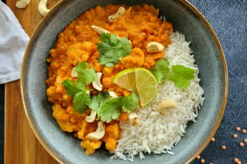 photo culinaire d'un dahl de lentilles corail et chou-fleur avec des noix de cajou torréfiées, de la coriandre et du riz basmati