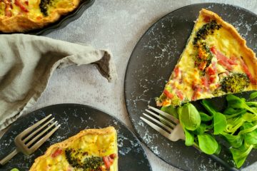 photo culinaire d'une quiche aux brocolis, bacon et feta avec de la mâche