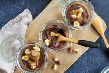 photo culinaire d'une mousse choco-noisettes avec de la purée de noisettes et des morceaux de noisettes torréfiées