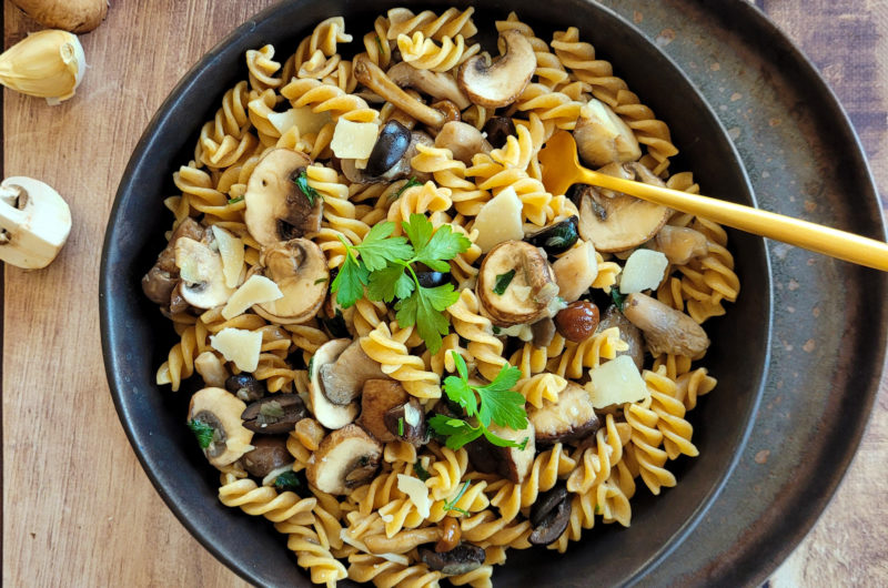 PÂTES AUX CHAMPIGNONS ET À L'AIL